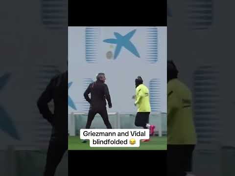 That time Antoine Griezmann and Arturo Vidal ran blindfolded during a Barcelona training session 🤣