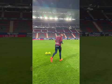 Sergio Herrera sale a calentar en El Sadar antes del #OsasunaLevanteUD