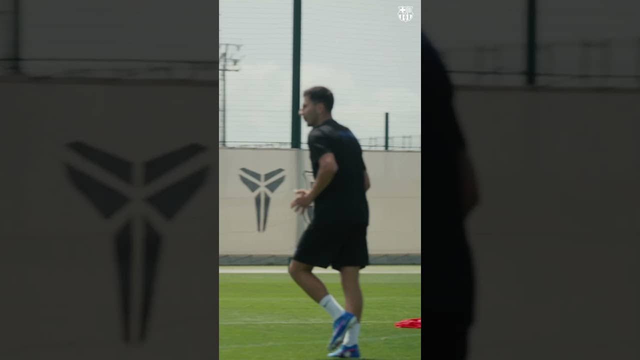 He makes it look easy.  #fcbarcelona #shorts #shortvideo