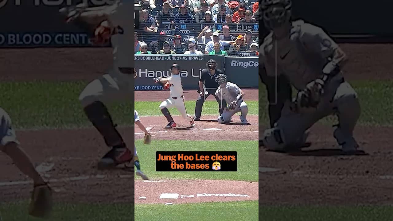 Jung Hoo Lee clears the bases with a triple to take the lead 🔥