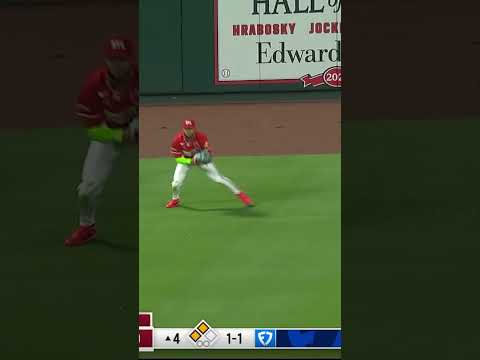 GREAT SCOTT! Victor Scott II makes a tremendous diving catch 🧤