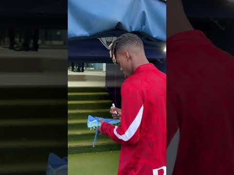 Nico Williams firmando la bota a un pequeño athleticzale