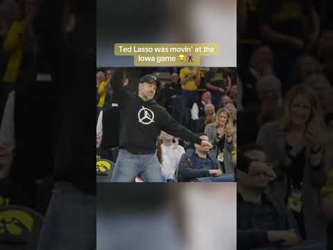 Jason Sudeikis and Sue Bird brought the energy courtside 🔥 (via @iowawbbofficial/TT)