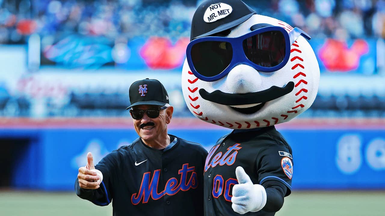Bobby Valentine throws out the first pitch ... in disguise? 🥸