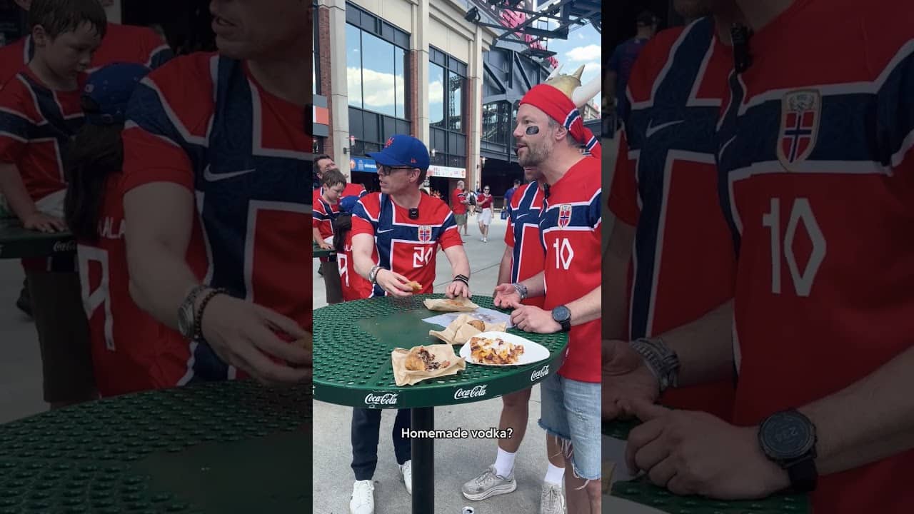 These Norway supporters got a taste of New York 😆🍕 #baseball #worldcup #soccer #futbol #norway
