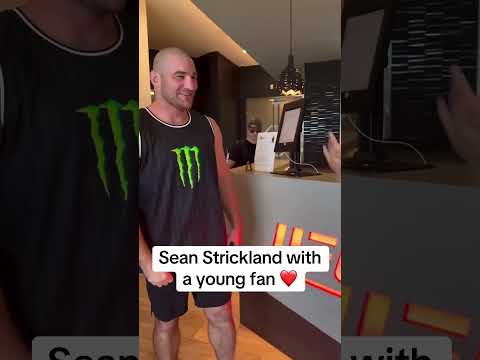 When Sean Strickland made this fan’s day 👏 (via @eljaguars/IG)