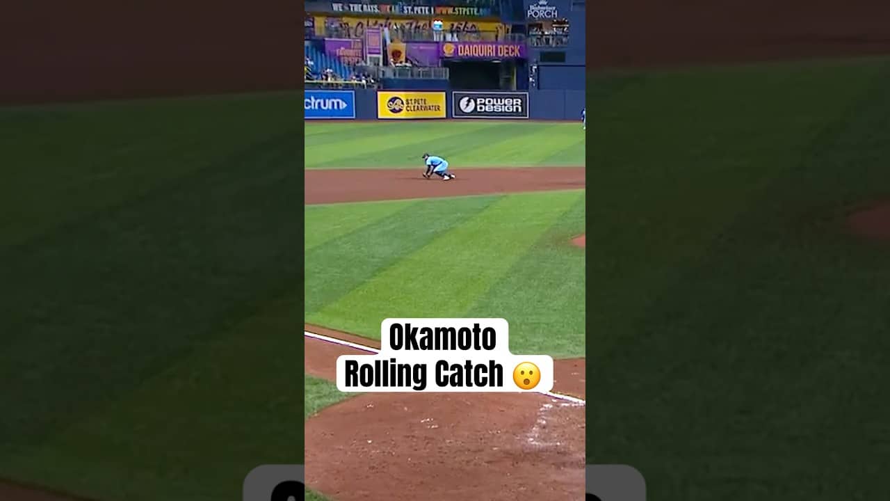 Kazuma Okamoto makes a rolling catch and fires to first for the double play 👏