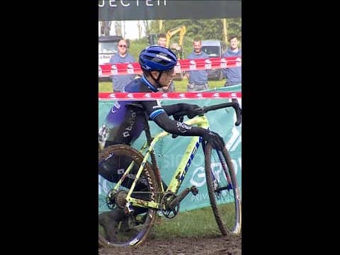 Lars Van der Haar just casually popping his shoulder back in mid-race using his SADDLE!? 😳