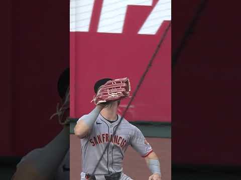 Drew Gilbert's JUGGLING catch 🎪