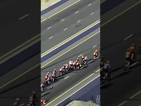 Soigneur down 😬 We hope this Uno-X Swanny is ok and back up on their feet 🙌