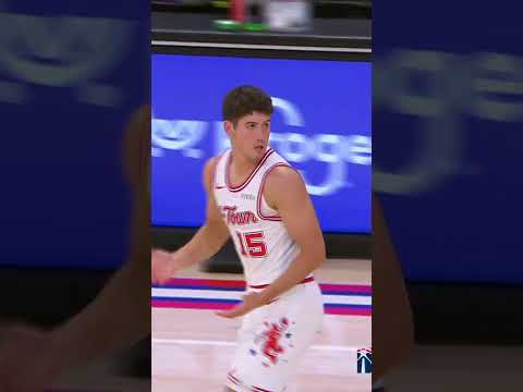 Reed ON FIRE from outside the arc! 🏹