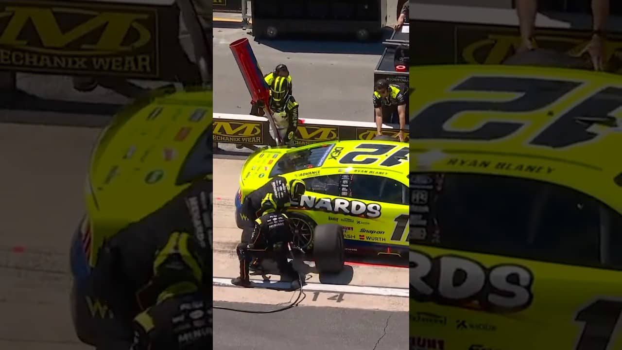 Blaney's Pit Crew with costly mistakes during the Pit Crew Challenge 😬
