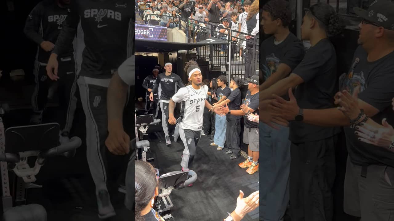 Whole team rocking the headbands tonight 🤝 #spurs #nba