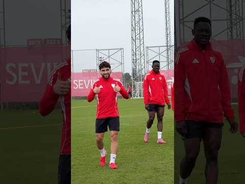 👋🏼 Maupay haciendo check-in 🤩 #sevillafc #maupay