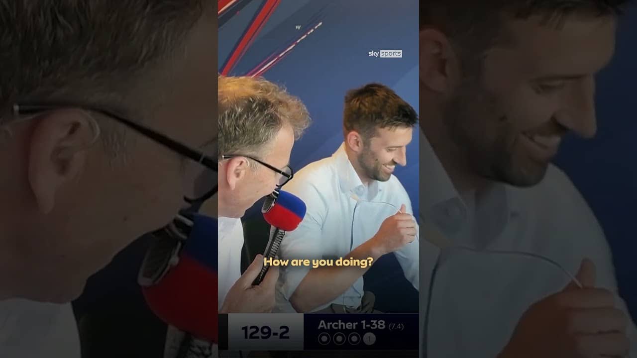 Someone help out Mark Wood! 🤣