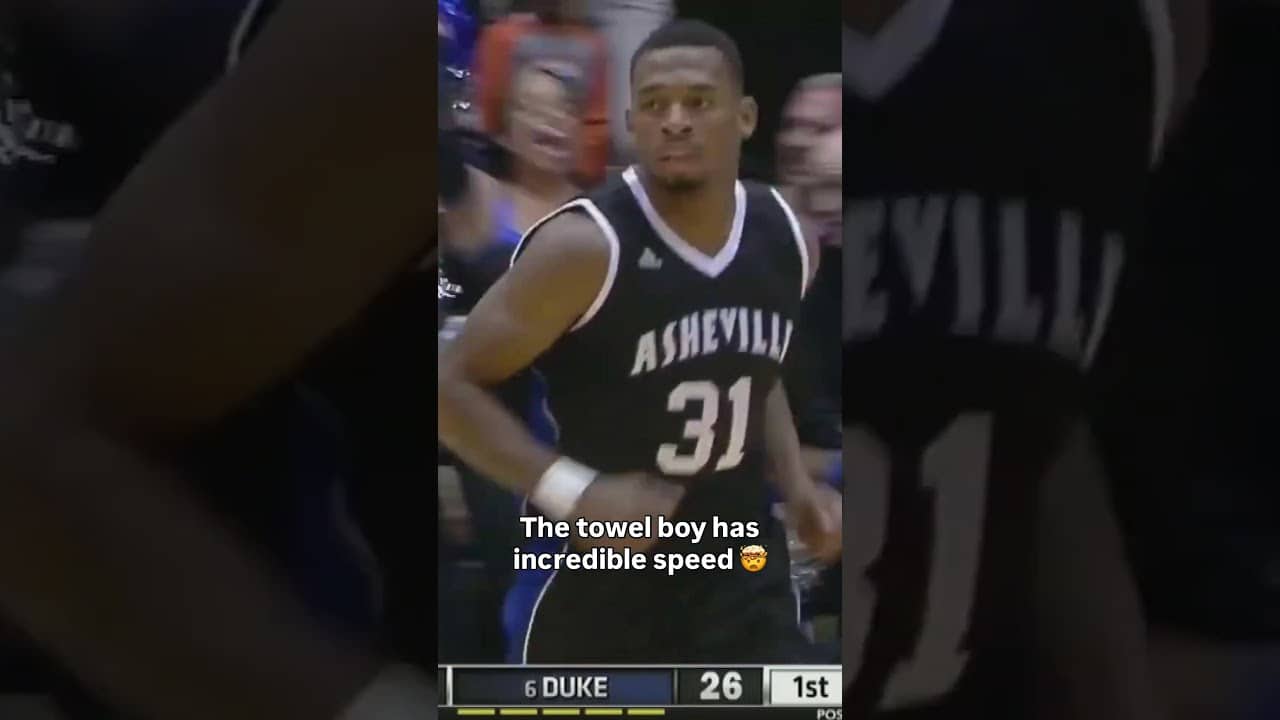 Even Duke's towel boy is athletic 🤣 #dukebluedevils #accbasketball #collegebasketball