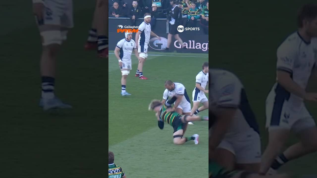 Henry Pollock & Ellis Genge getting into it!