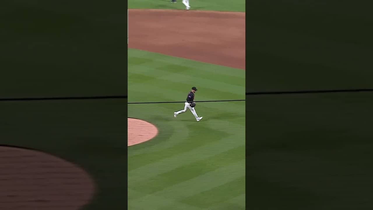 A.J. Minter with the smooth backhanded play 😎 #mlb #mets #baseball #highlights #sports