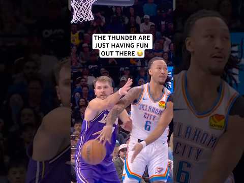 Jaylin Williams throws a no look to Cason Wallace for the dunk