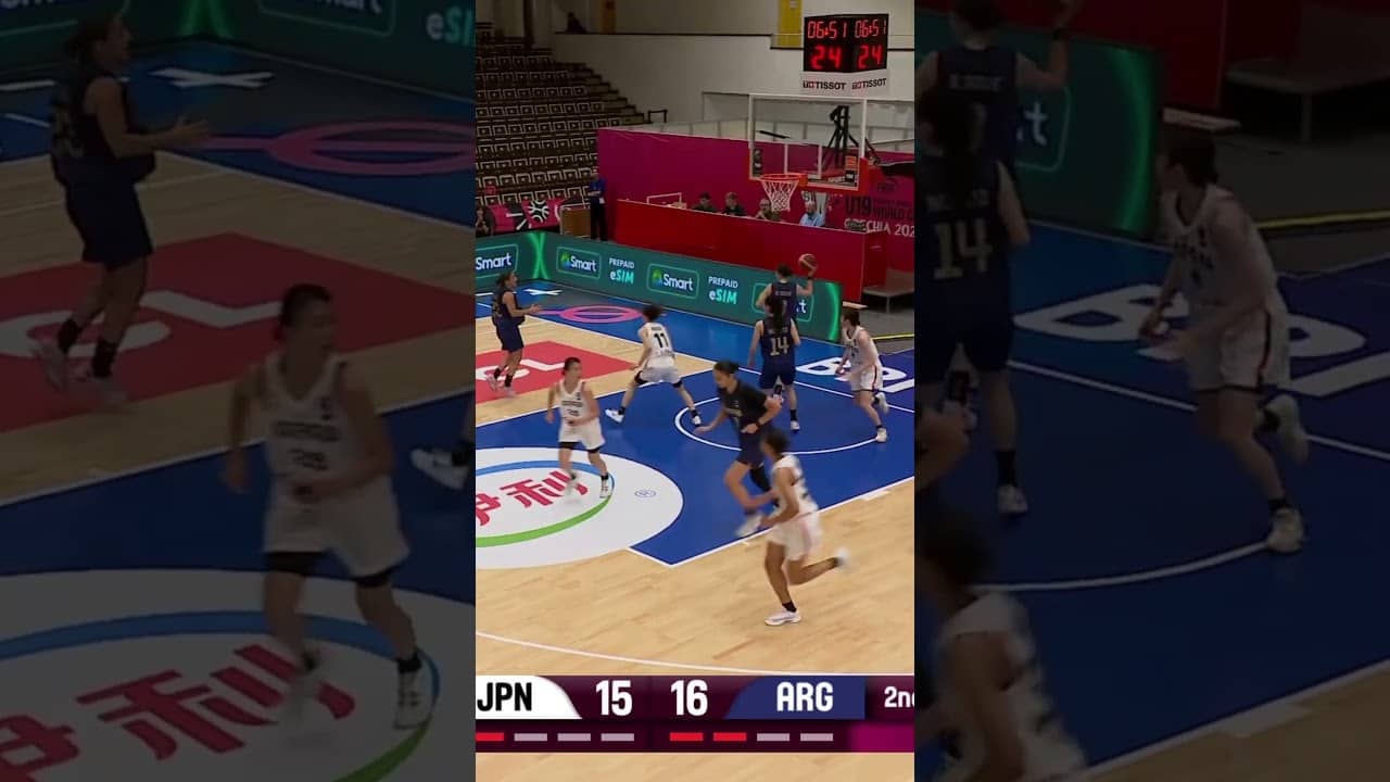 We’re counting that as an assist, right? 🤯 #FIBAU19