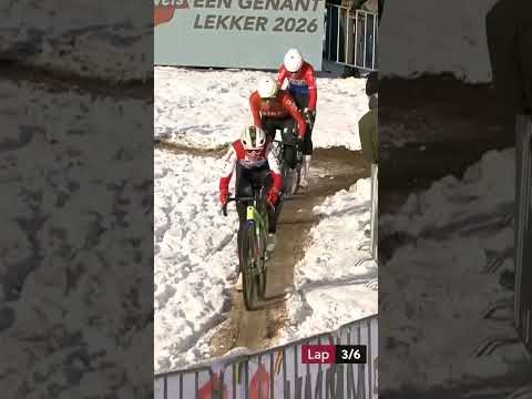 This is snow joke 🥶 Puck Pieterse hits the deck and Lucinda Brand seizes the opportunity.