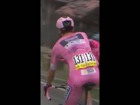 Matt Stephens gives Paul Magnier a 9 out of 10 for putting his pink cape on! 👏