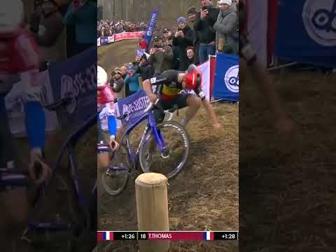 The crucial moment⁉️ Thibau Nys slips on the hill and Mathieu van der Poel stretches his lead.