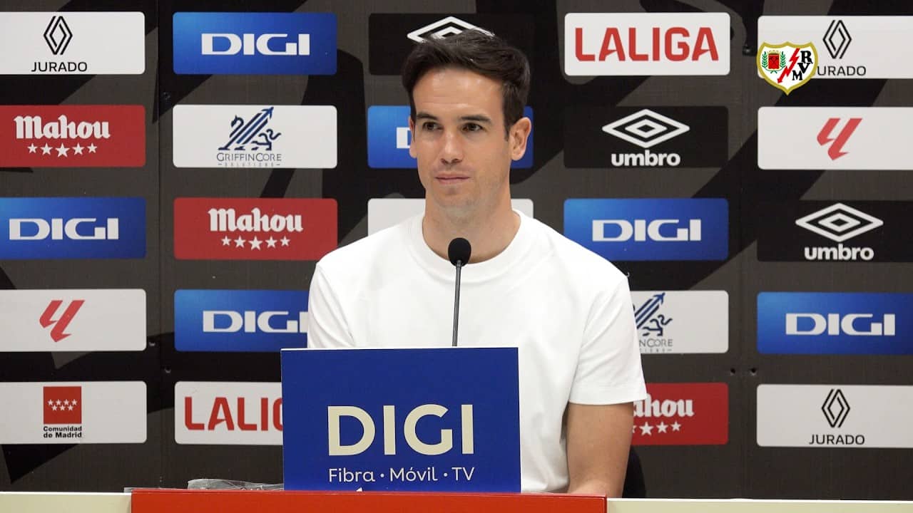 Íñigo Pérez en la previa del Rayo Vallecano - Atlético de Madrid