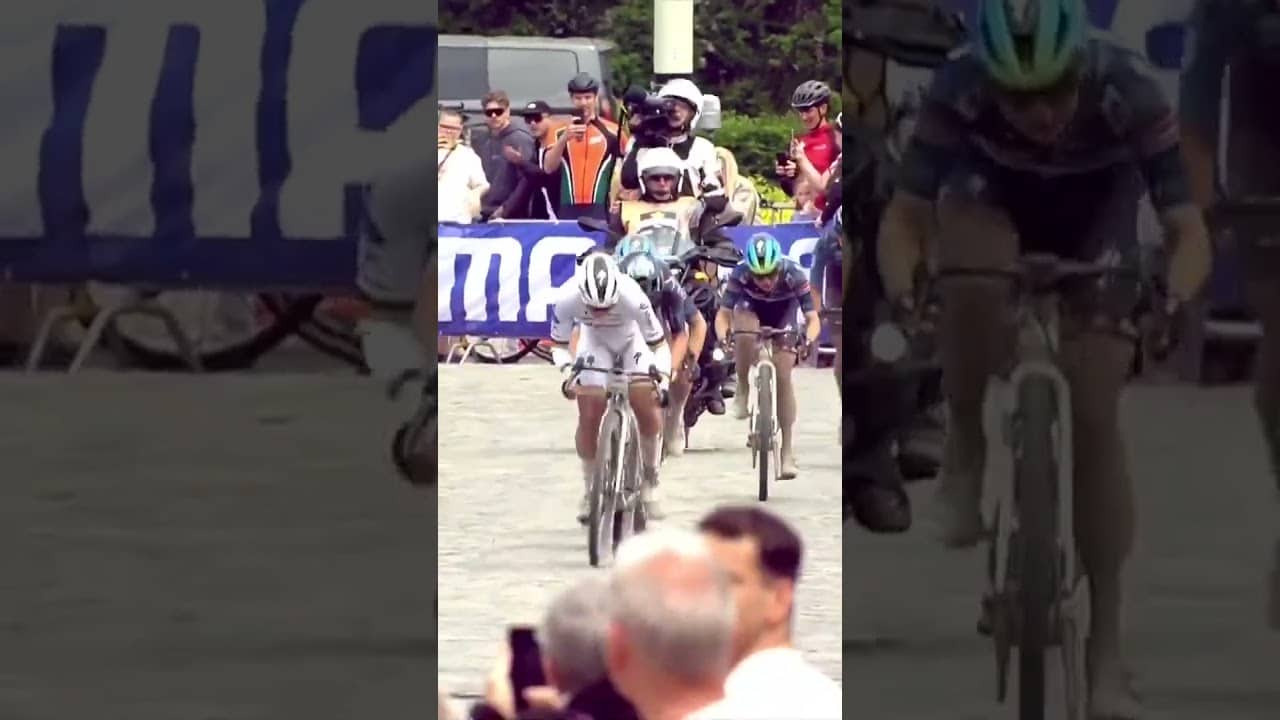 Lorena Wiebes is world champion for a reason 😮‍💨🌈 The Dutchwoman wins the Marly Grav Race.