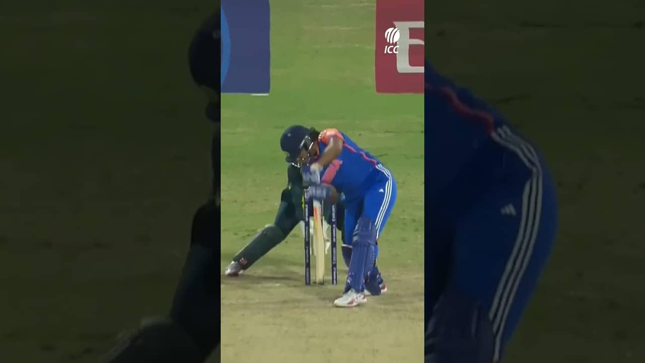 Sophie Molineux and Phoebe Litchfield began India's slide as Australia fought back 🙌