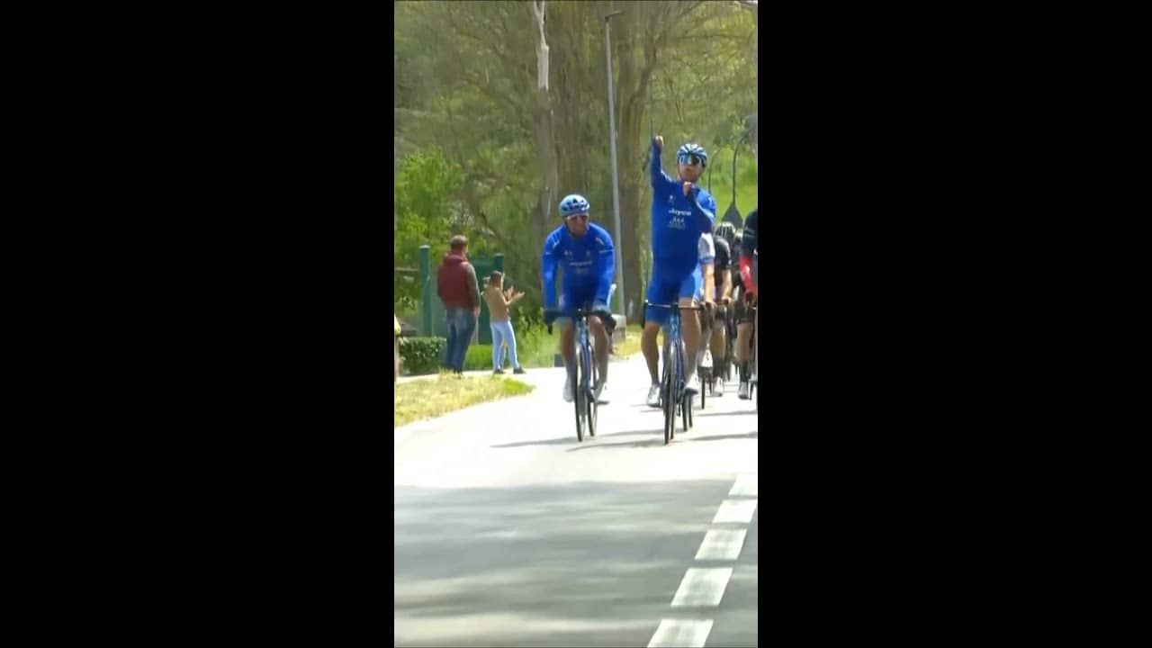 The riders have fun at the Giro d’Italia! Throwback to this solution for stopping attacks 😅