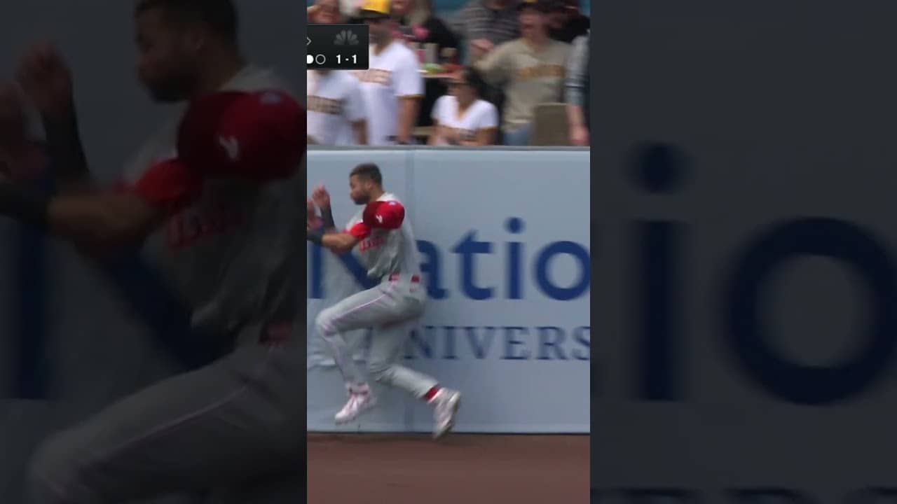 Justin Crawford slams into the wall for an INCREDIBLE catch! 😲