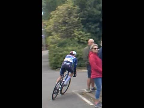 Near disaster in the Tour of Britain! 😳⛔️