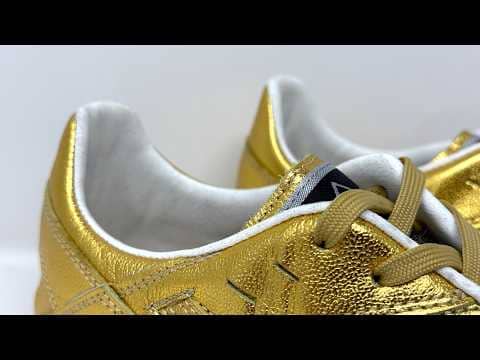 These football boots are BEAUTIFUL, but they HURT MY FEET...