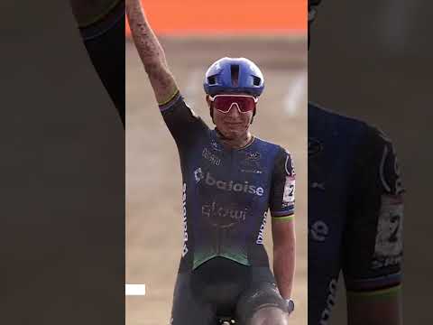 HISTORY MAKER 👏 Lucinda Brand wins in Terralba to extend her podium run to a 52-race streak! 😮