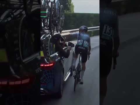 Tom Pidcock doing Tom Pidcock things 😅😆Pidcock changes his shoe while on a descent! 😳