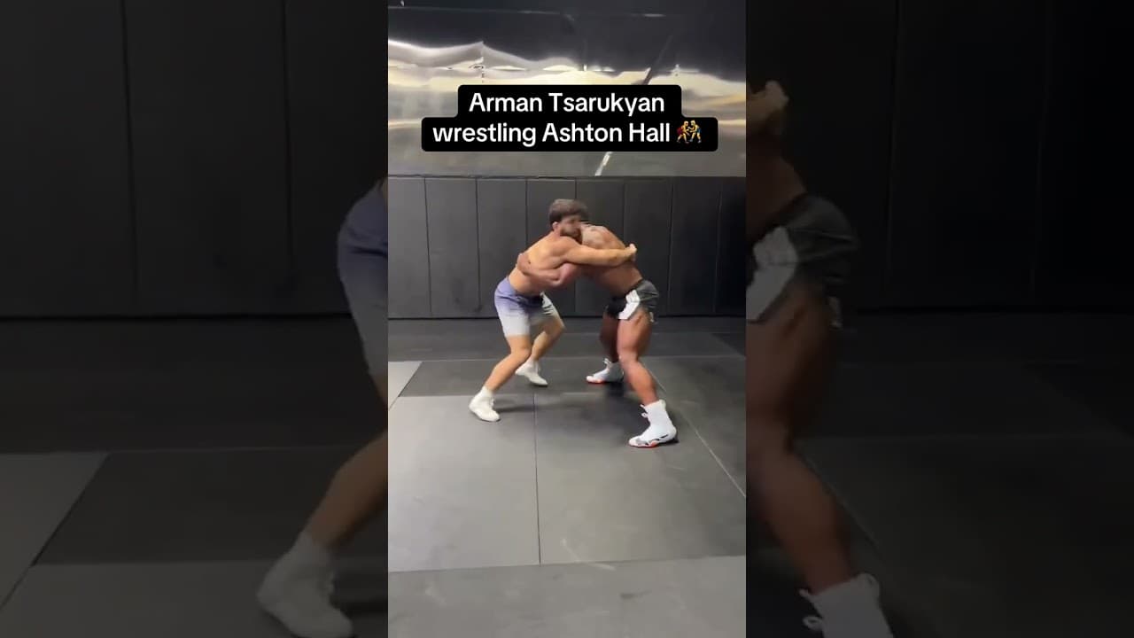 The size difference between these two 😲 (via @ashtonhallofficial/TT)