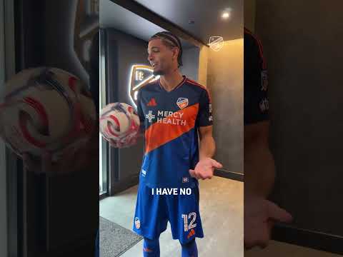 Our players are good with a soccer ball, but can they guess how much it weighs? 🕵️‍♂️