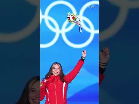 Eileen needs your help to catch her #Beijing2022 celebratory bouquet 💐  #MilanoCortina2026 #Olympics