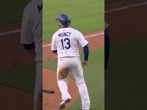 Kiké Hernández drives in the first run of #WorldSeries Game 4!