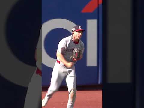 Jacob Young makes ANOTHER jaw-dropping catch 😲