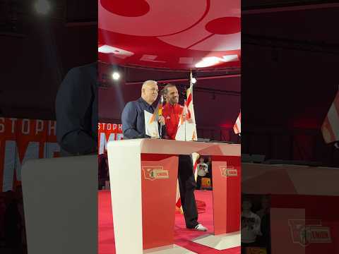 Und dann verlängerte Christopher Trimmel seinen Vertrag einfach live während der Jubiläumsfeier … 🥹