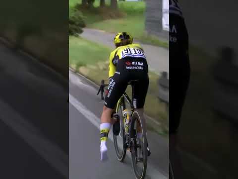 Marianne Vos expertly changes both her shoes while still on the bike! 👟🔄