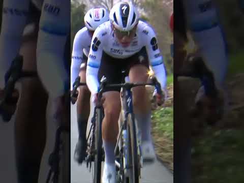 Demi Vollering grits her teeth on the Muur and gets a gap! 😬💪