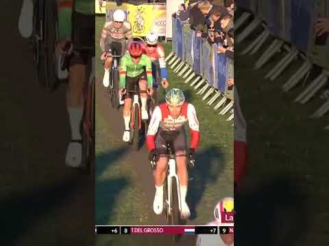 Wout van Aert make his move 👀 The Belgian has been drilling the front of the lead group!