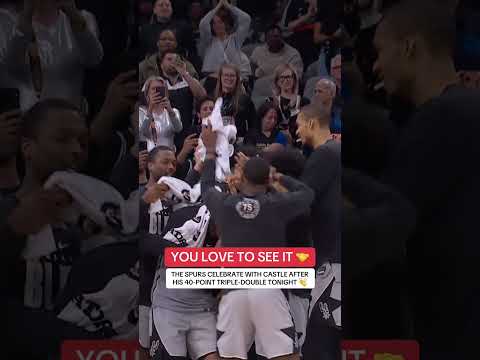 Stephon Castle gets mobbed by his teammates after historic performance🤝