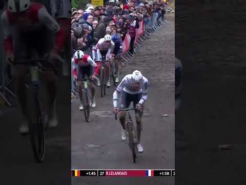 Mathieu van der Poel makes his move 🚀 Only Thibau Nys can follow on the cobbles of Namur 🔥