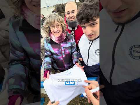 Toni Martínez firma a la afición ✍️ #alaves #shorts #futbol #fans #football #viral #trending