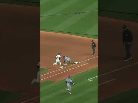 Brett Baty fields the tricky hop to throw out the runner 😮‍💨 #mlb #mets #baseball #sports #highlight