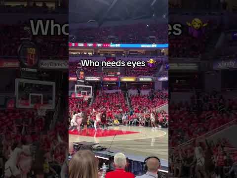 Kelsey Mitchell's court vision 🔥